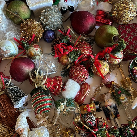 84 Christmas tree ornaments, 2 garlands - Picture 6 of 12